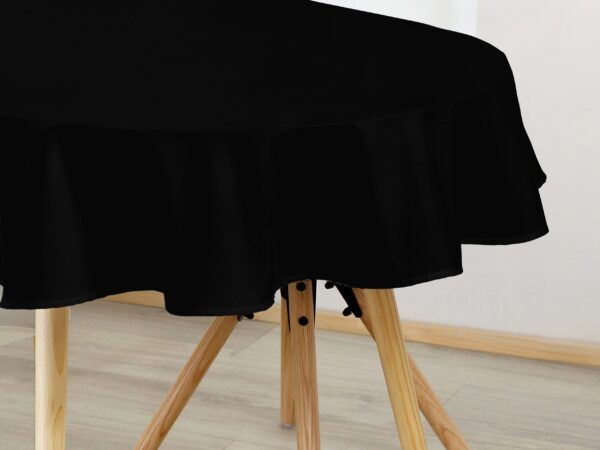 Bavlněný oválný ubrus černý značky Škodák.