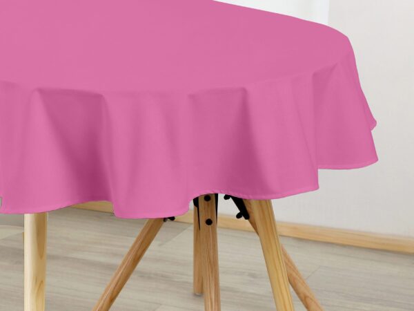 Bavlněný oválný ubrus růžový značky Škodák.