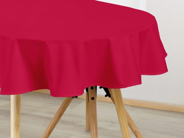 Oválný bavlněný ubrus malinový značky Škodák