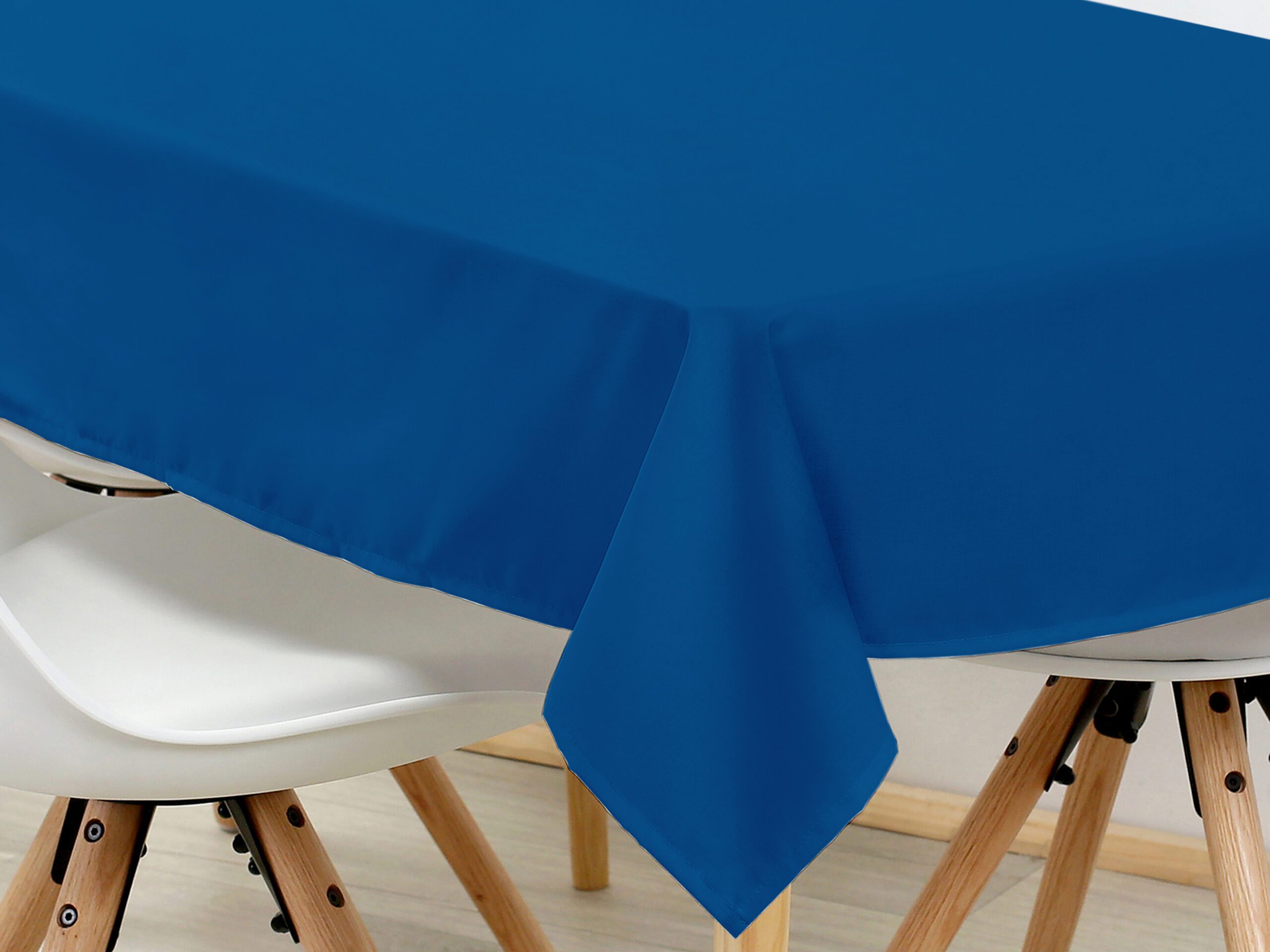 Hranatý bavlněný ubrus královsky modrý značky Škodák