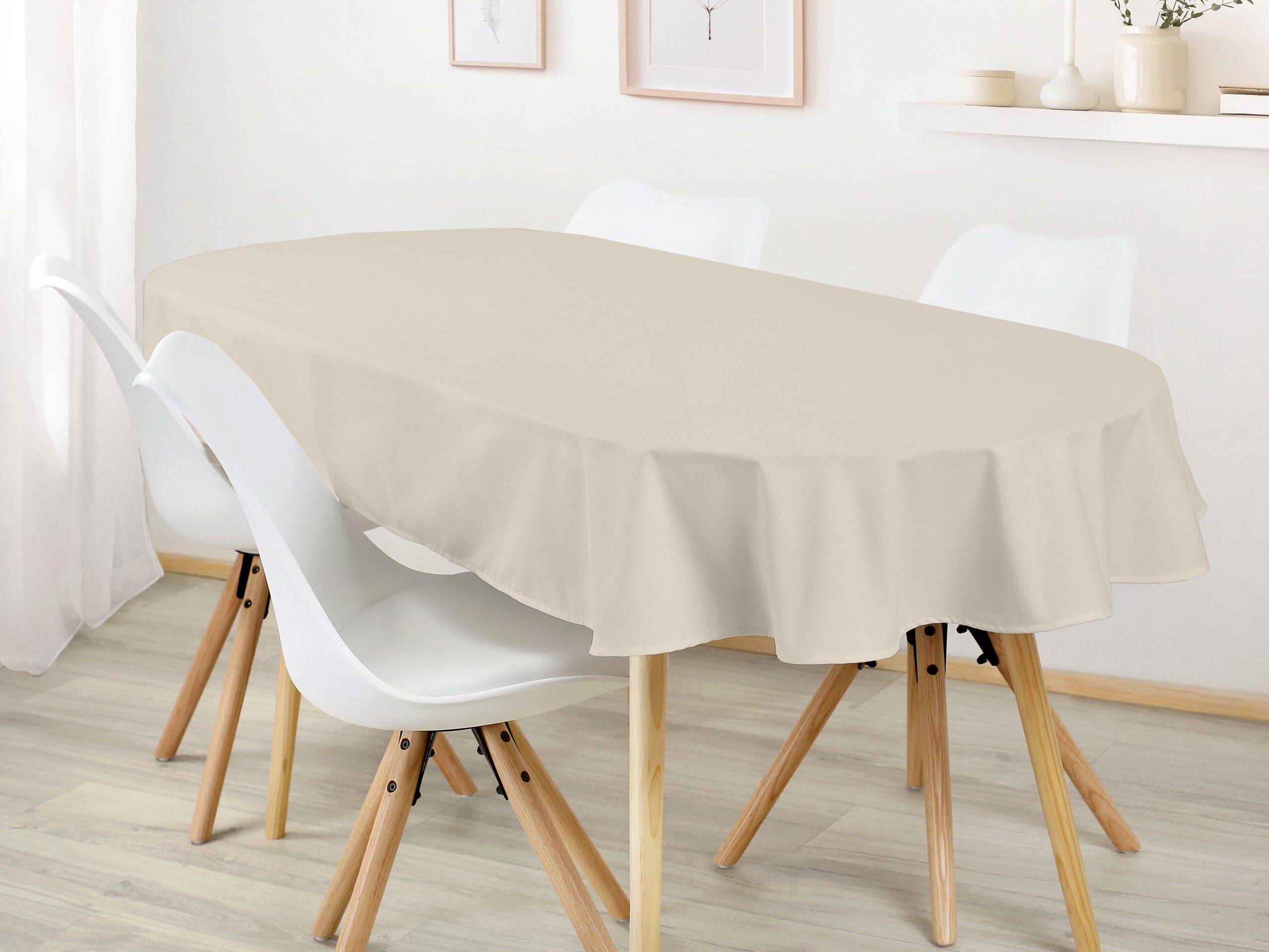 Bavlněný oválný ubrus režný značky Škodák.