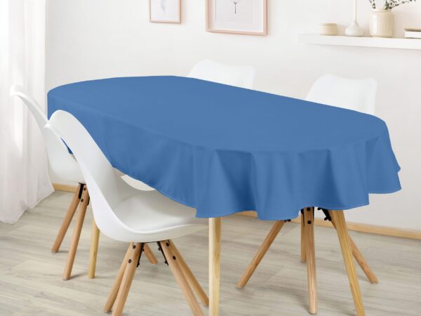 Bavlněný oválný ubrus modrý značky Škodák.