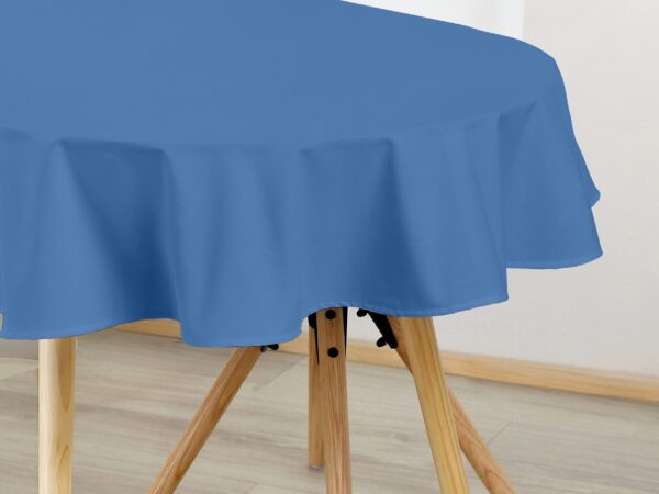 Bavlněný oválný ubrus modrý značky Škodák.