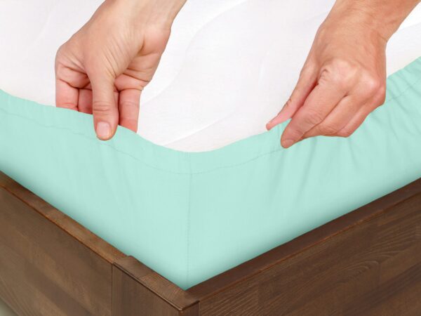 Bavlněné napínací prostěradlo mentolové značky Škodák