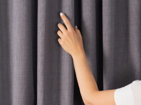 Zatemňovací závěs Blackout šedý pogumovaný značky Škodák.