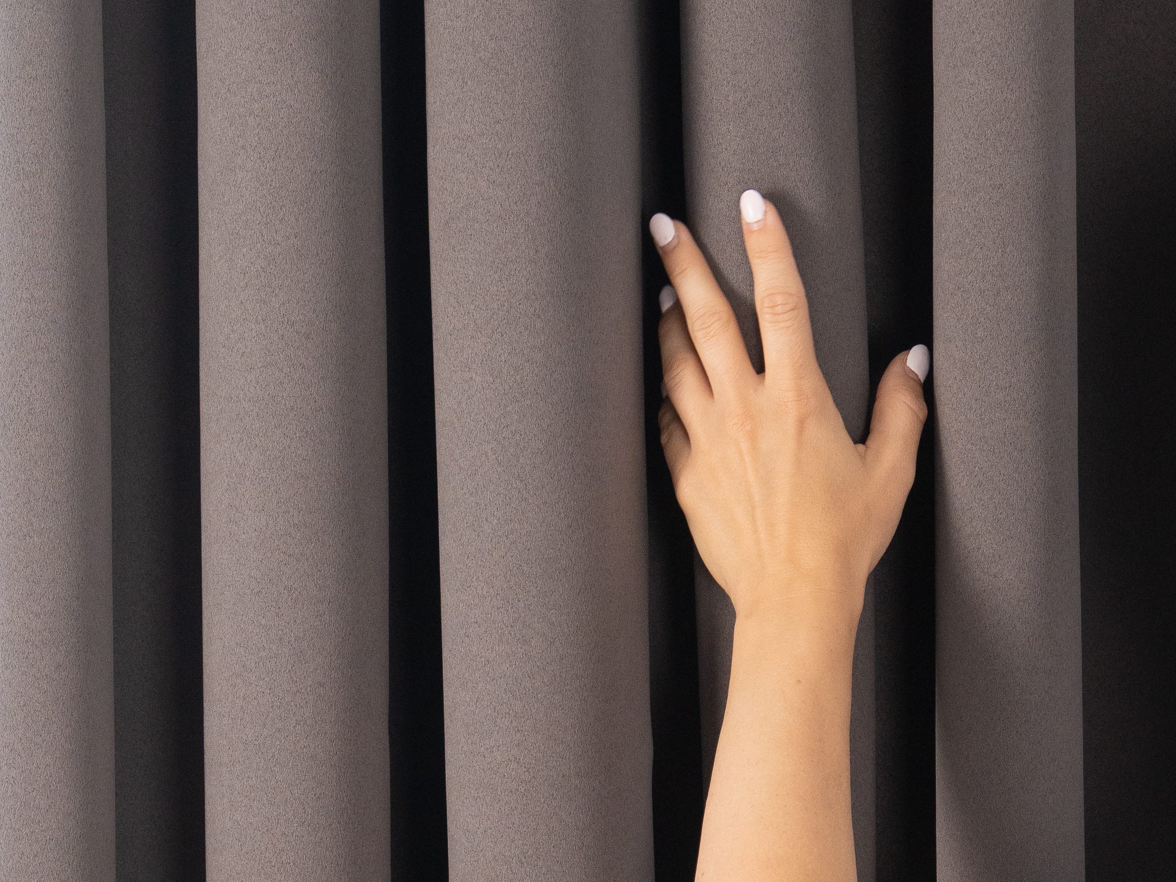 Zatemňovací závěs Blackout tmavě šedý značky Škodák.