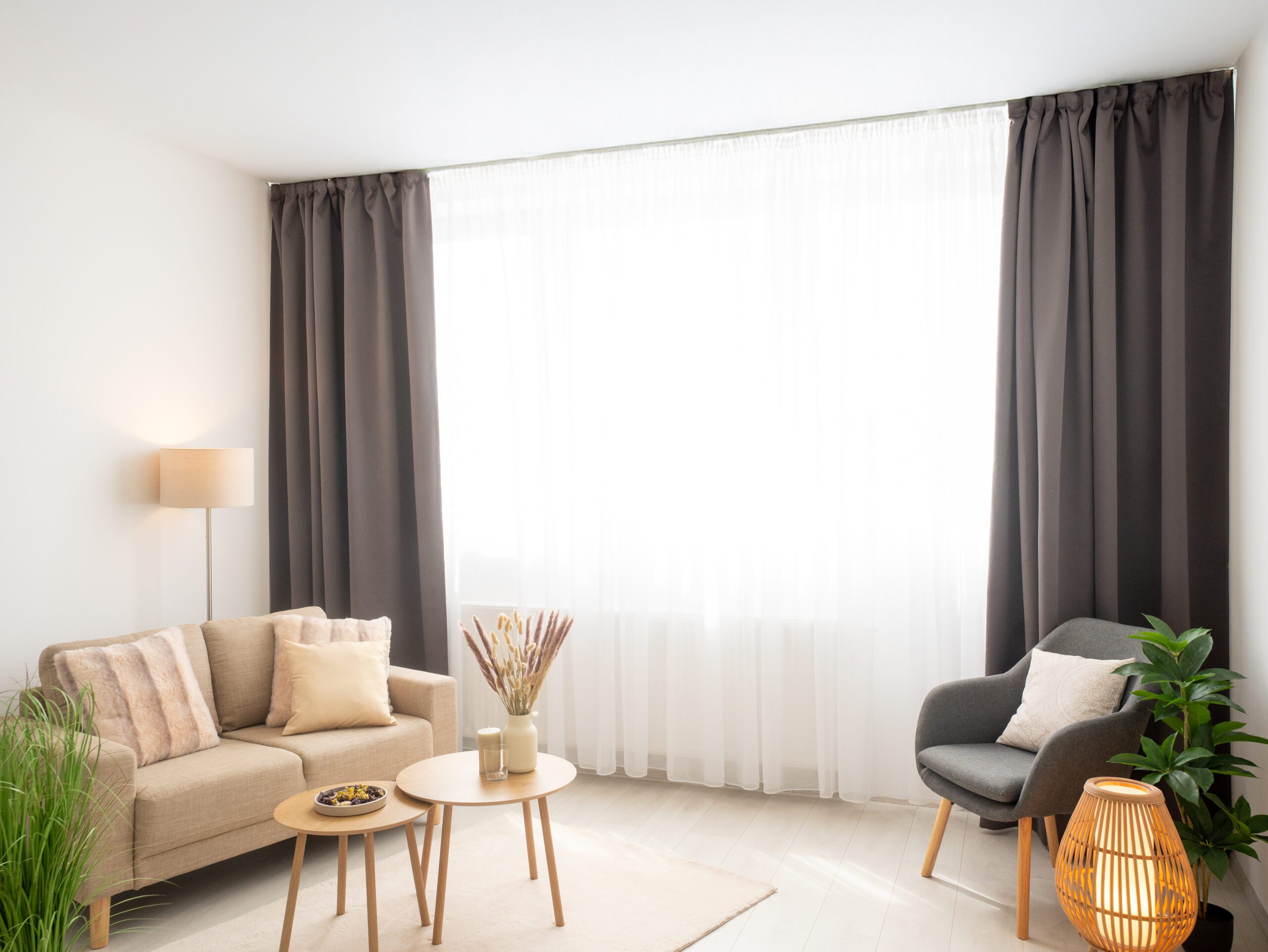 Zatemňovací závěs Blackout tmavě šedý značky Škodák.