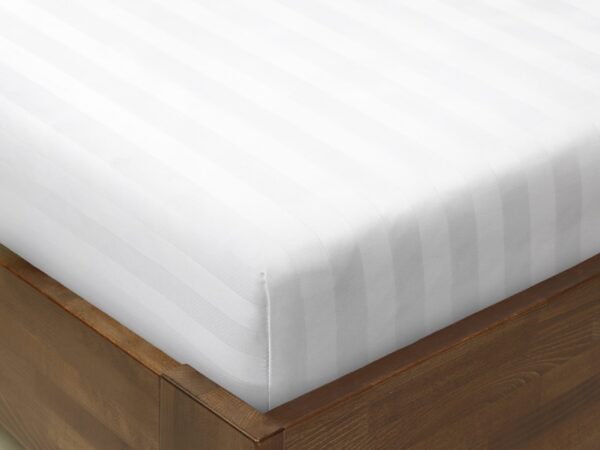 Damaškové napínací prostěradlo bílé proužky 2 cm značky Škodák