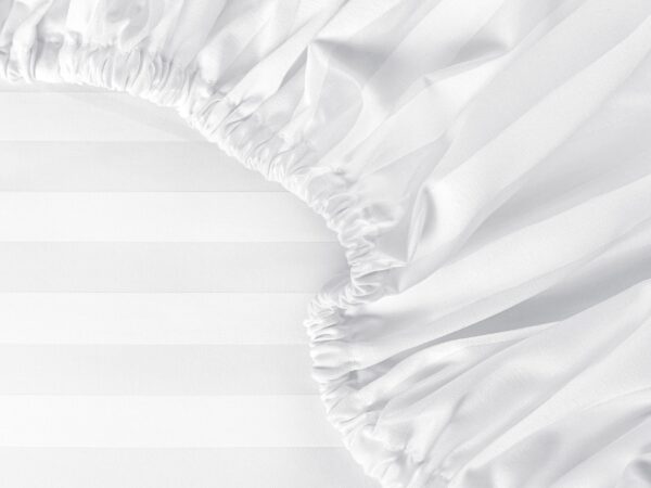 Damaškové napínací prostěradlo bílé proužky 2 cm značky Škodák