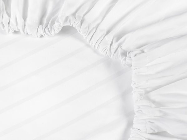 Damaškové napínací prostěradlo bílé proužky 24/6 mm značky Škodák