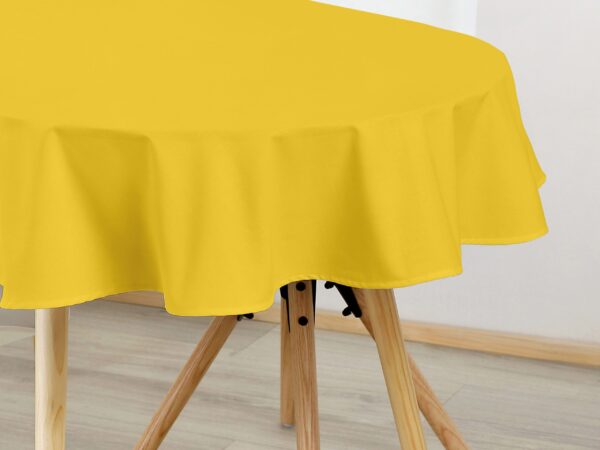 Bavlněný oválný ubrus žlutý značky Škodák.