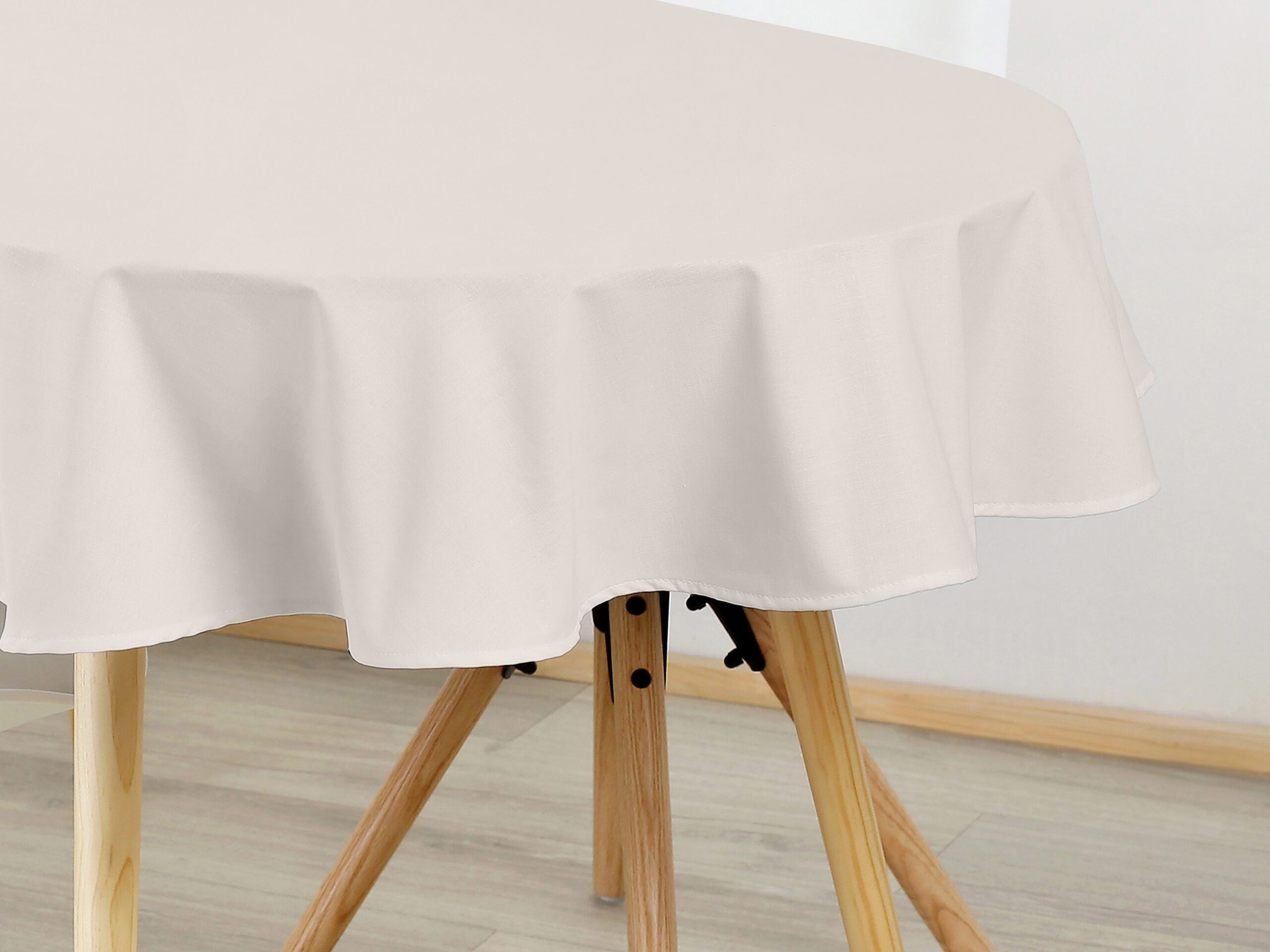 Bavlněný oválný ubrus slonová kost značky Škodák.