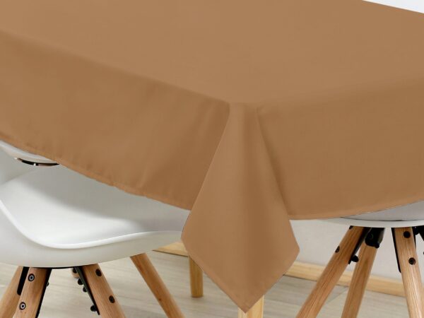 Bavlněný hranatý ubrus skořicově hnědý značky Škodák.