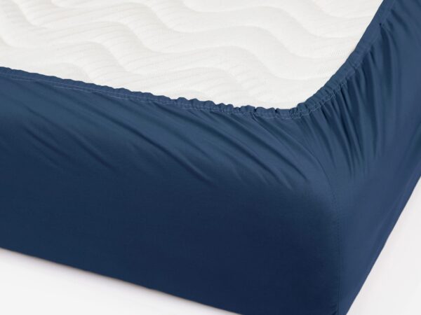 Hotelové napínací prostěradlo Solid tmavě modré bavlněné značky Škodák