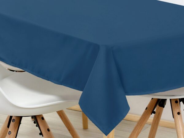 Bavlněný hranatý ubrus tmavě modrý značky Škodák.