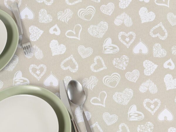 Kulatý teflonový ubrus bílé srdce na režné značky Škodák