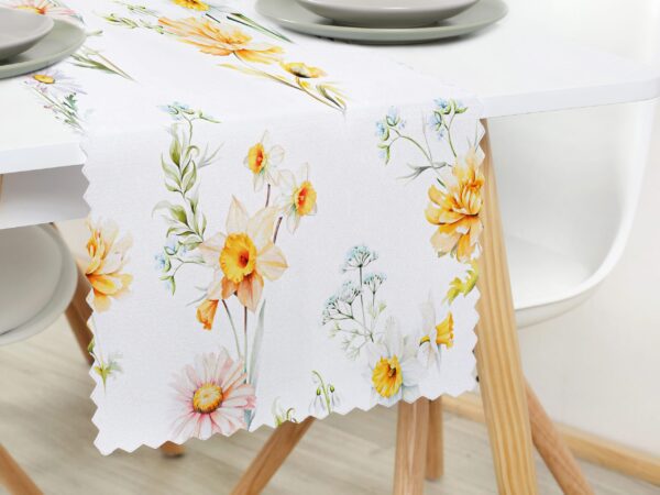 Teflonový běhoun jarní kvítí na bílé značky Škodák