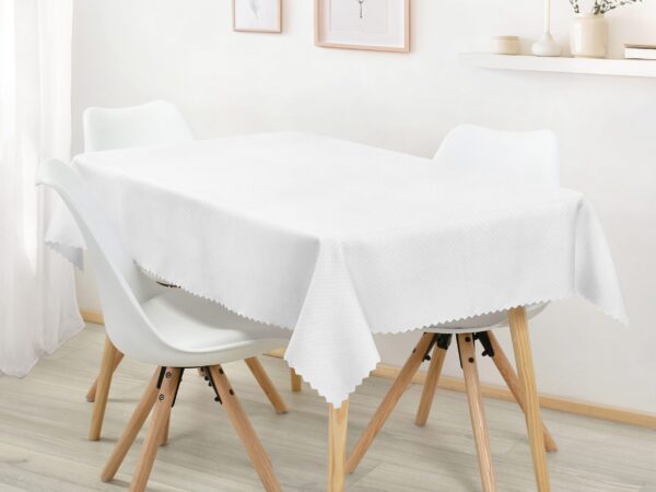 Hranatý teflonový ubrus nopky na bílé značky Škodák