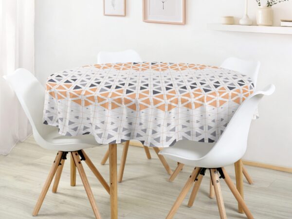 Kulatý bavlněný ubrus šedé a lososové trojúhelníky značky Škodák