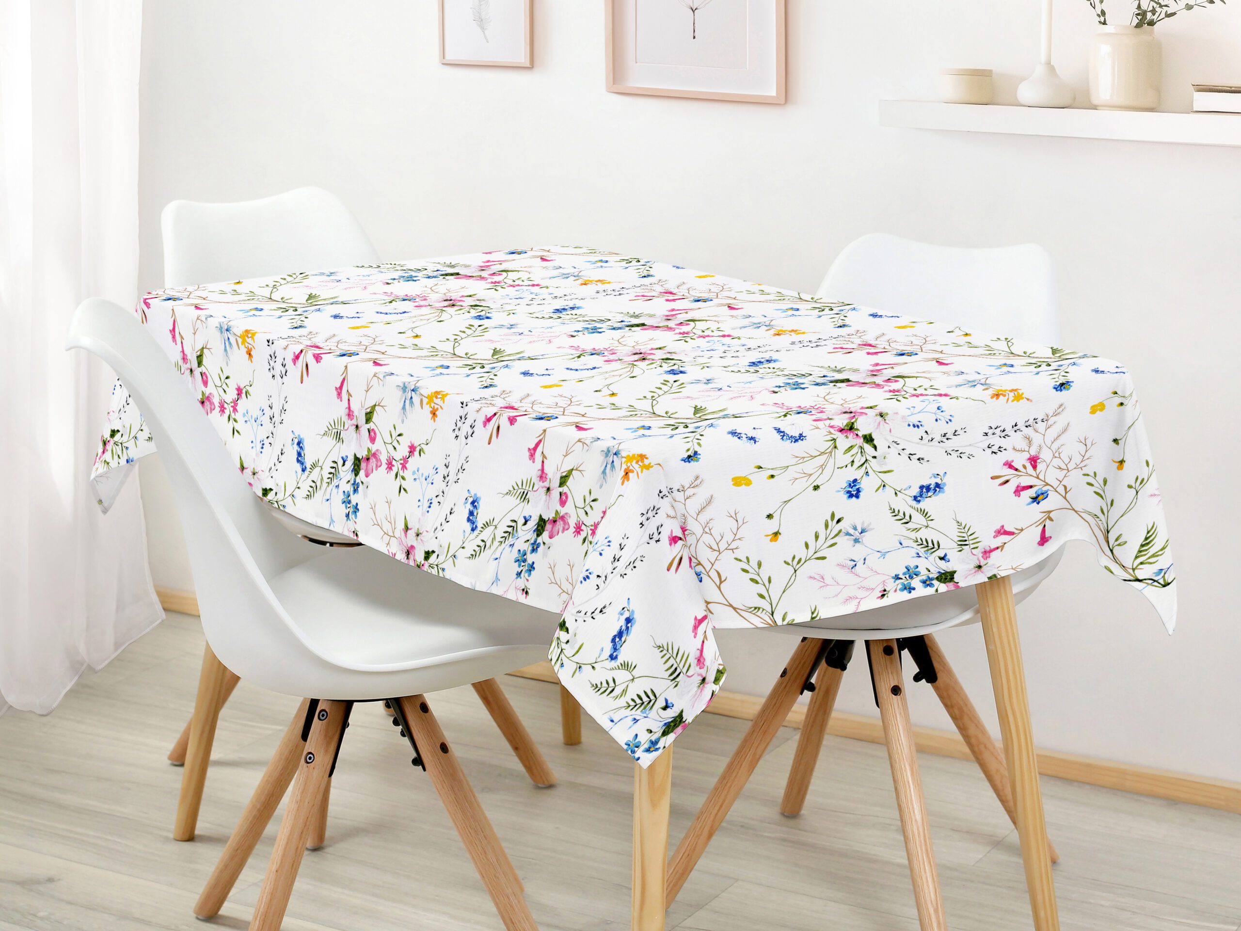 Hranatý bavlněný ubrus malované luční kvítí značky Škodák