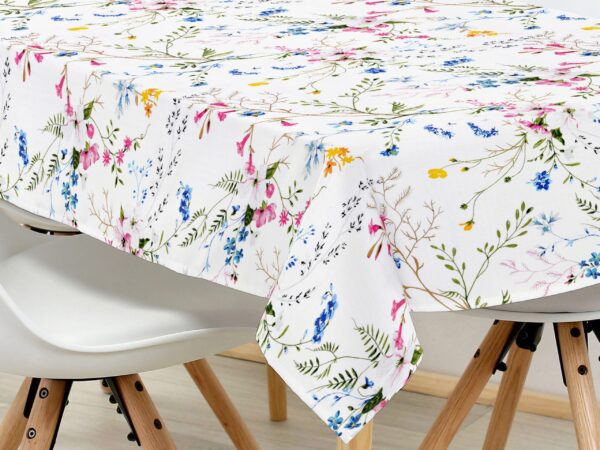 Hranatý bavlněný ubrus malované luční kvítí značky Škodák