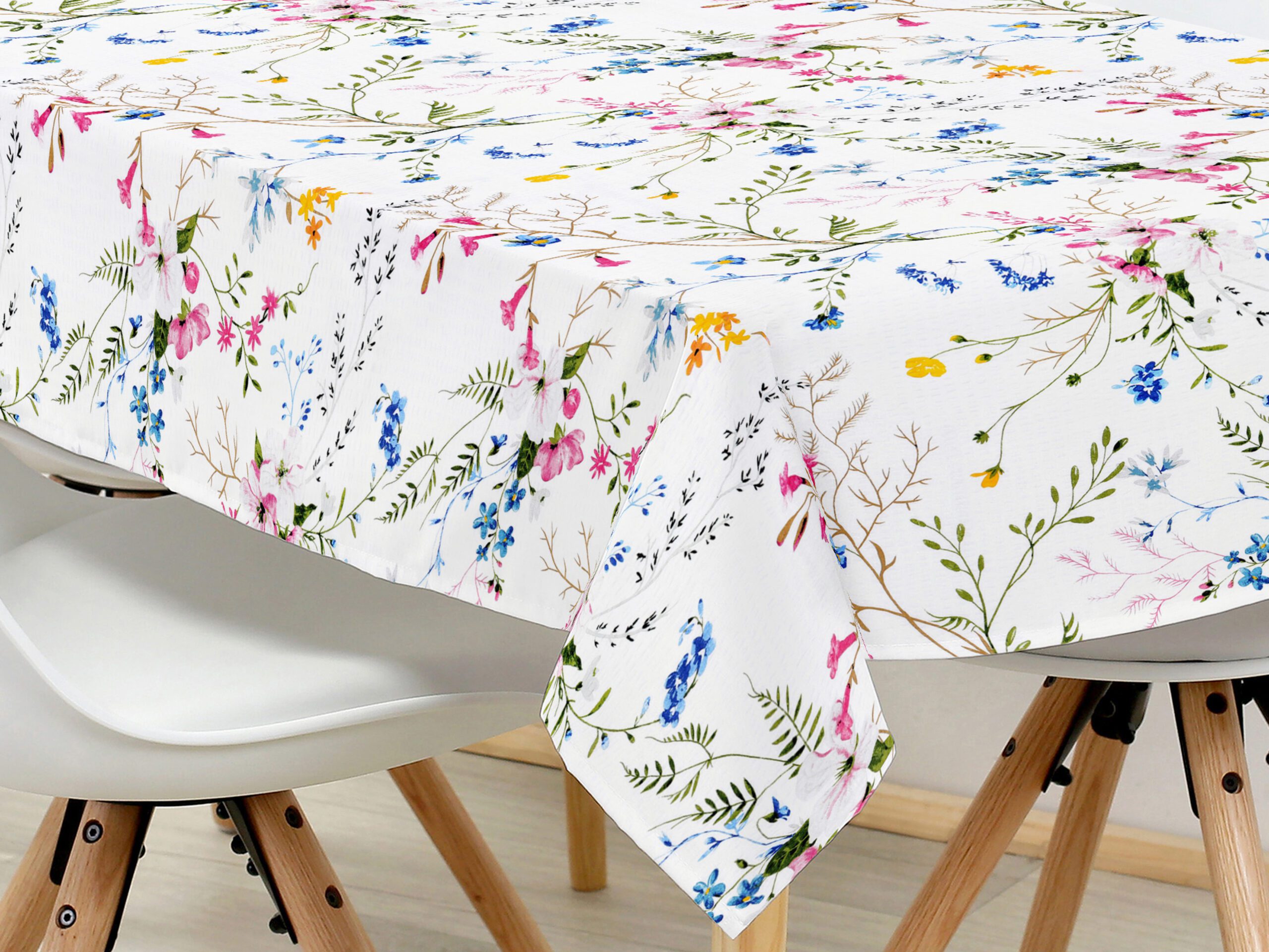 Hranatý bavlněný ubrus malované luční kvítí značky Škodák