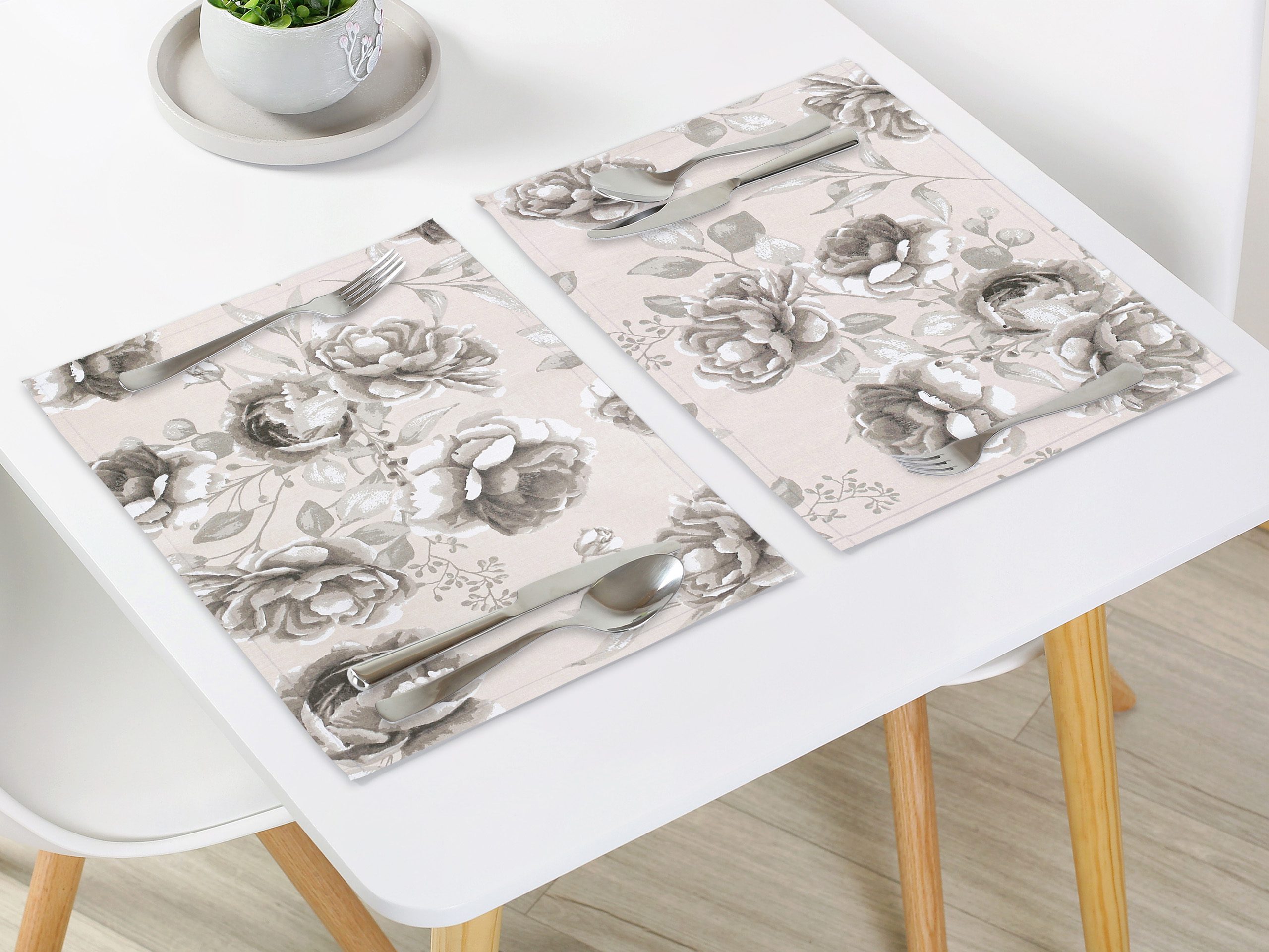 Bavlněné prostírání velké šedé květy značky Škodák