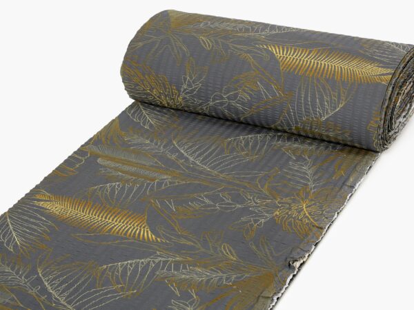 Krepová látka zlaté listy na šedé metráž značky Škodák