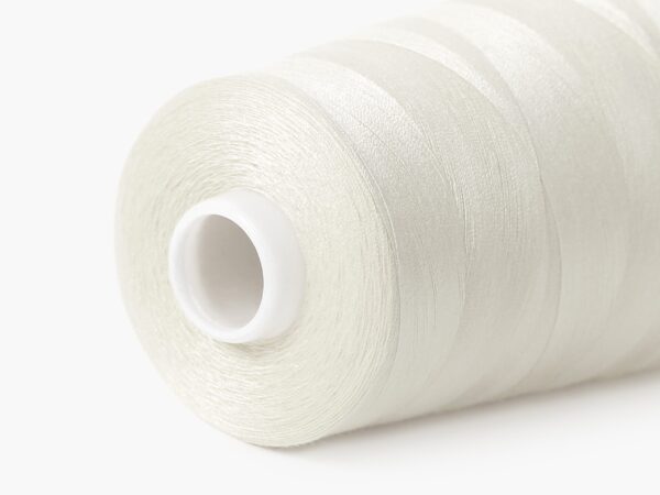 Polyesterová šicí nit smetanová značky Škodák