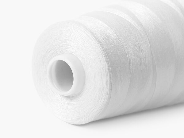 Polyesterová šicí nit bílá značky Škodák