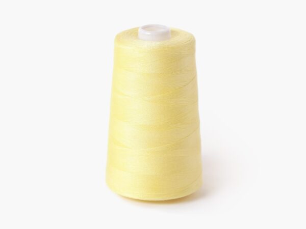 Polyesterová šicí nit světle žlutá značky Škodák
