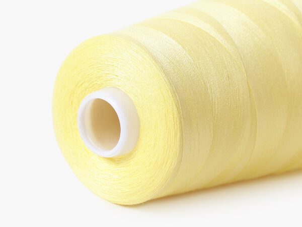 Polyesterová šicí nit světle žlutá značky Škodák