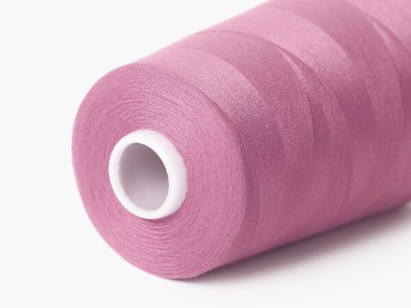 Polyesterová šicí nit starorůžová značky Škodák