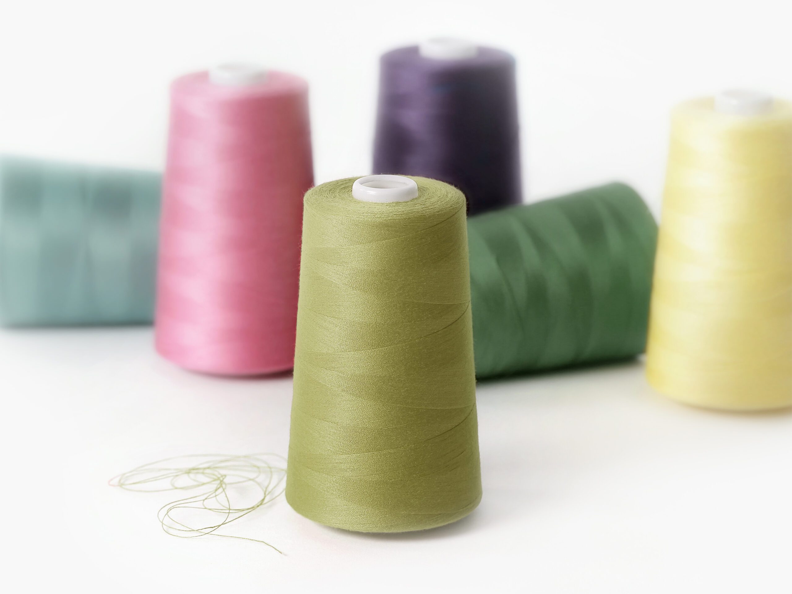 Polyesterová šicí nit olivová značky Škodák