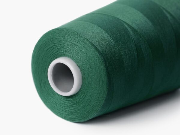 Polyesterová šicí nit tmavě zelená značky Škodák