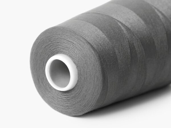 Polyesterová šicí nit tmavě šedá značky Škodák