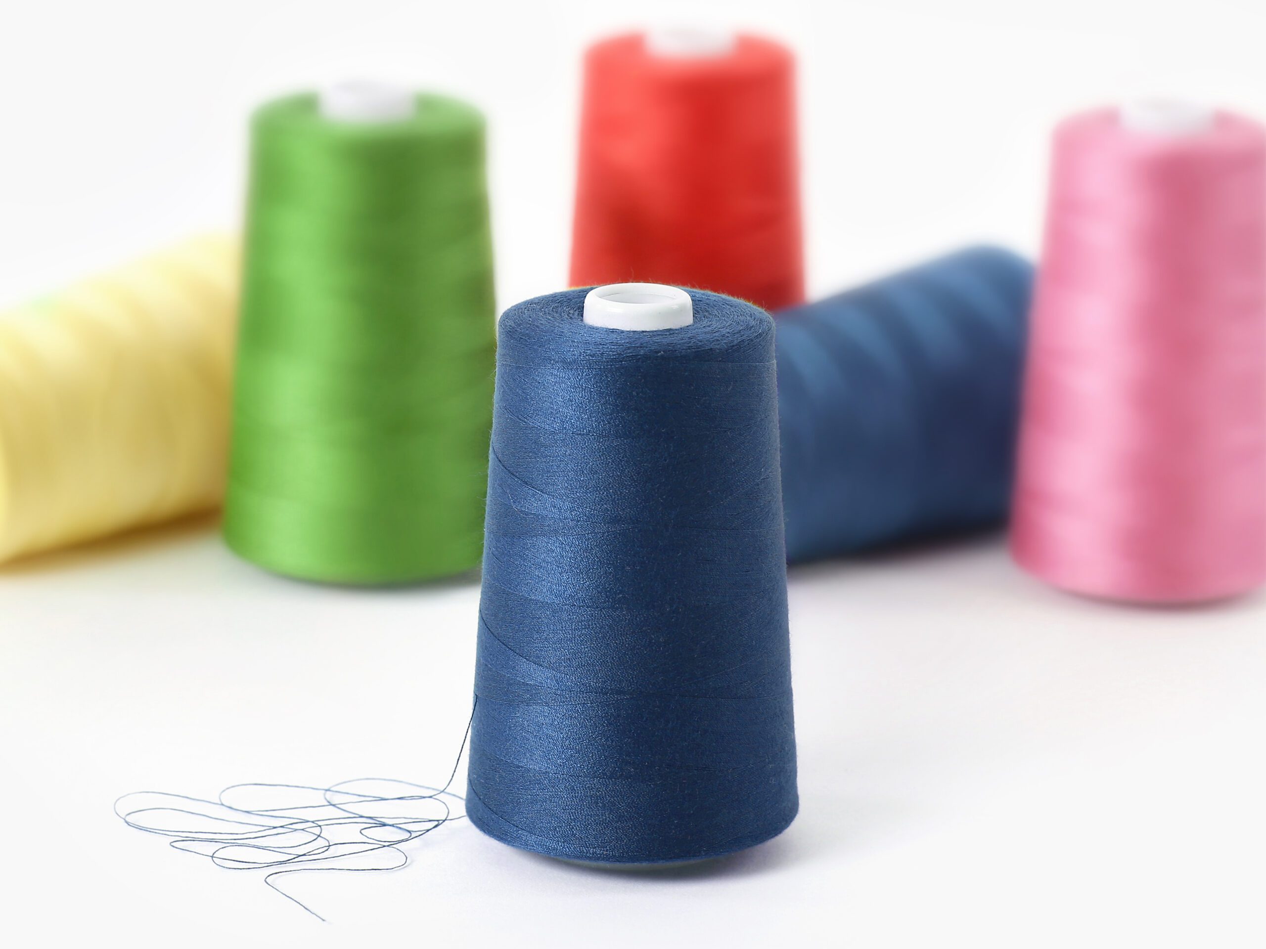 Polyesterová šicí nit tmavě modrá značky Škodák