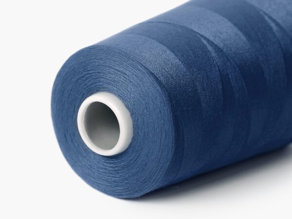 Polyesterová šicí nit tmavě modrá značky Škodák