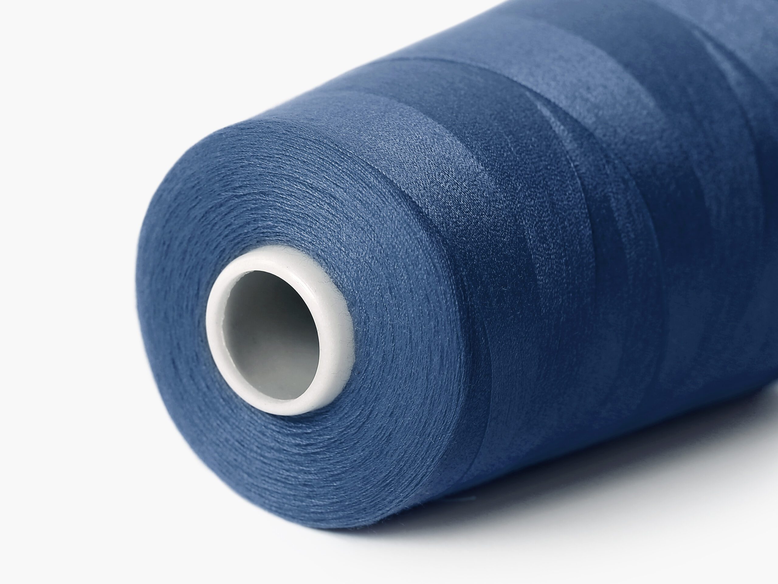 Polyesterová šicí nit tmavě modrá značky Škodák