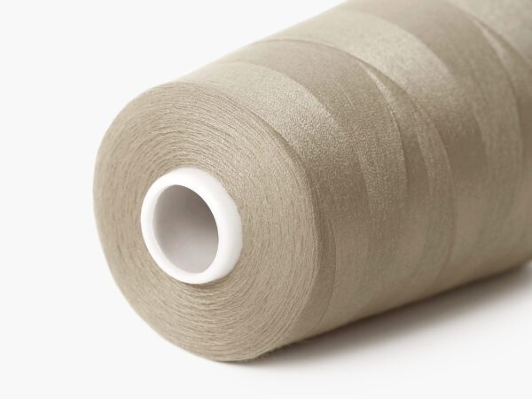 Polyesterová šicí nit tmavě béžová značky Škodák