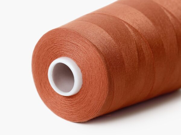 Polyesterová šicí nit cihlová značky Škodák