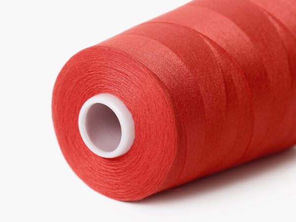 Polyesterová šicí nit červená značky Škodák