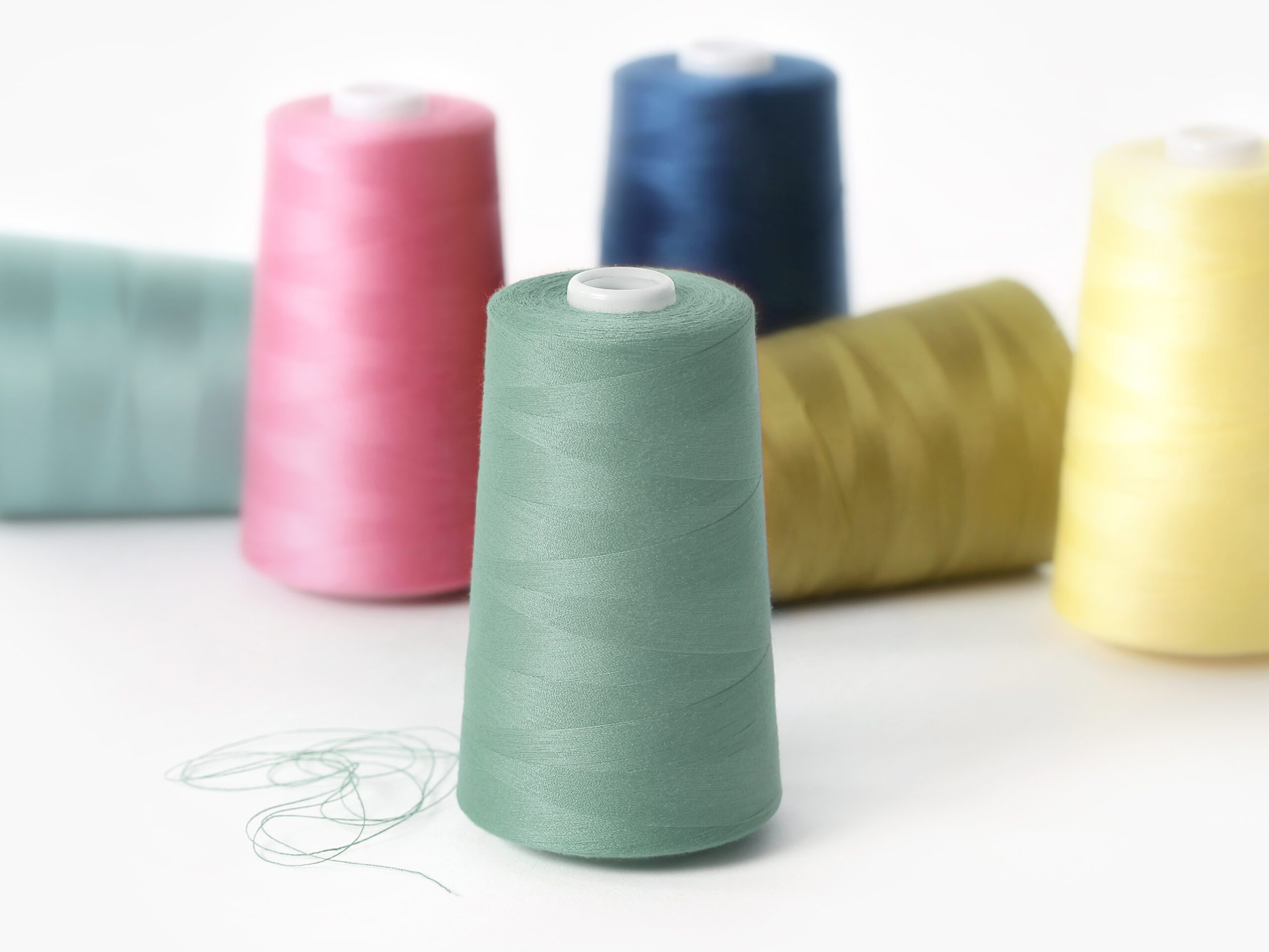 Polyesterová šicí nit šedozelená značky Škodák