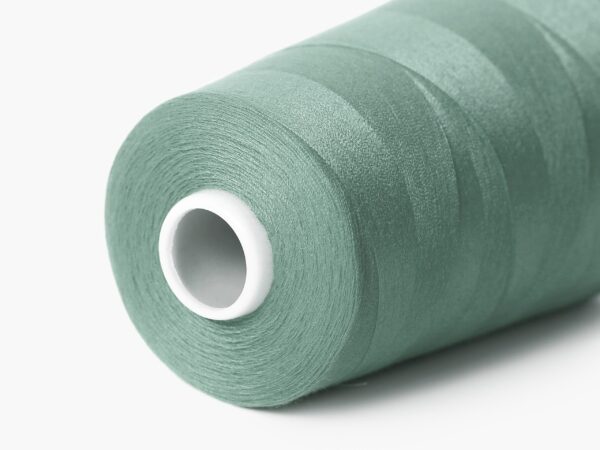 Polyesterová šicí nit šedozelená značky Škodák