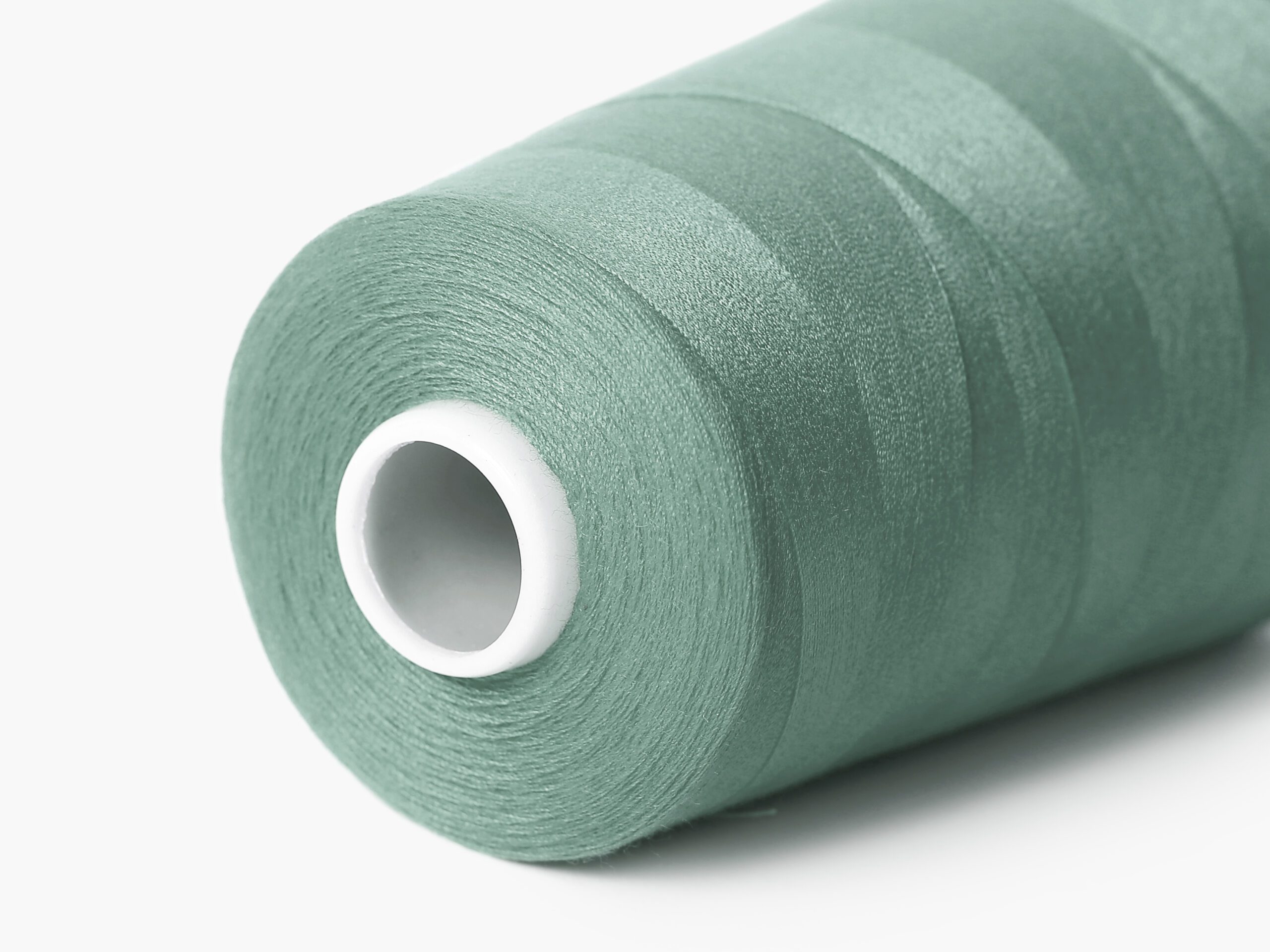 Polyesterová šicí nit šedozelená značky Škodák