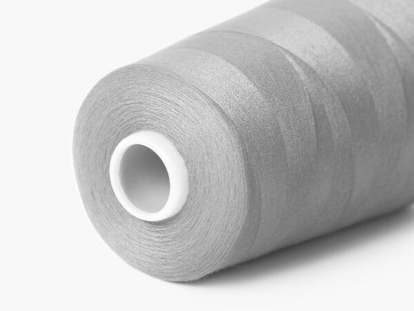 Polyesterová šicí nit světle šedá značky Škodák