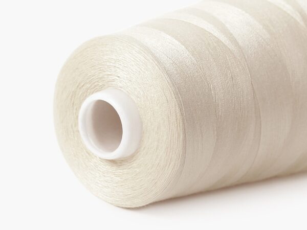 Polyesterová šicí nit světle béžová značky Škodák