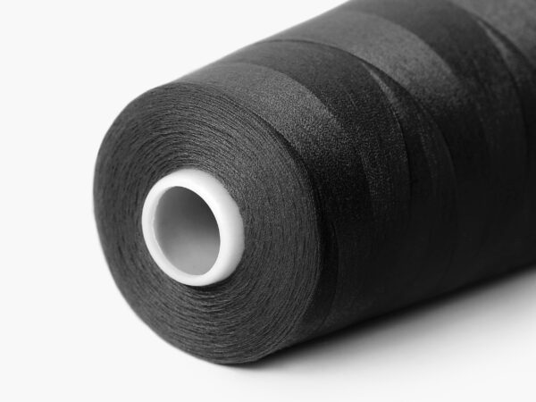 Polyesterová šicí nit černá značky Škodák