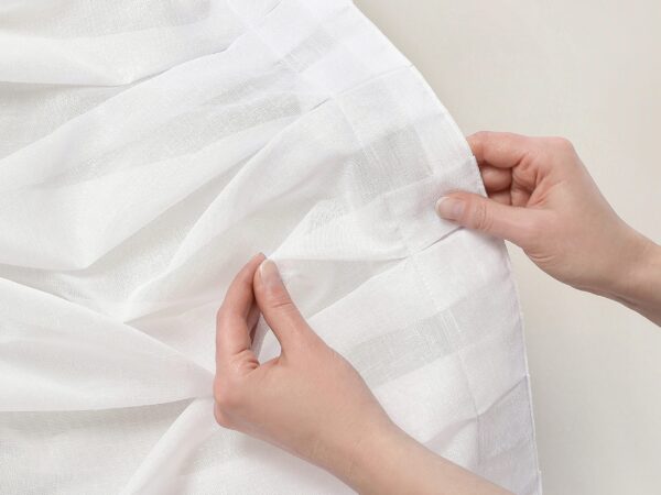 Bílá organza lesklá a hladká vzor 560 metráž značky Škodák