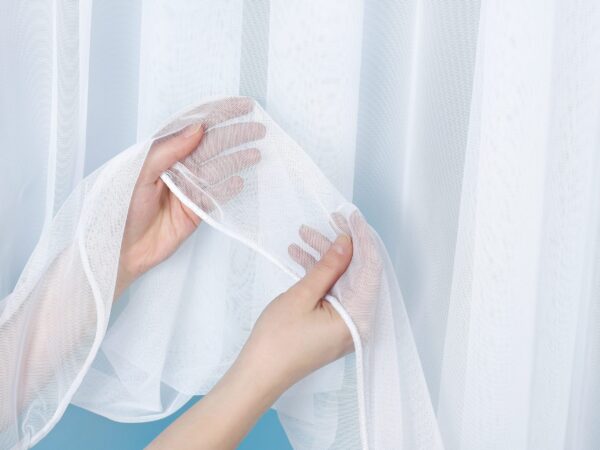 Bílý voál drobná síť vzor 0001 značky Škodák.